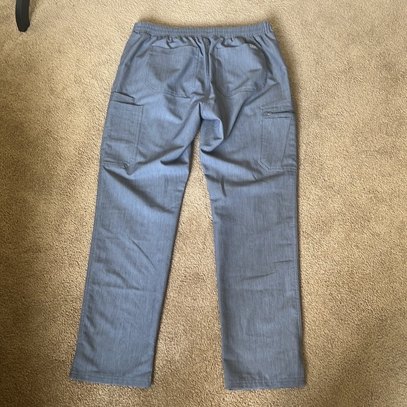 Bundle Figs charcoal gray V-neck scrub top & matching scrub pants, size medium. - Picture 7 of 7